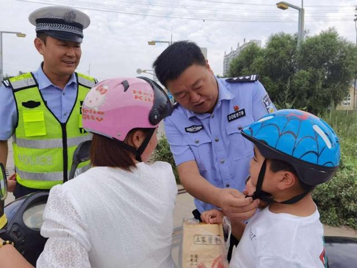 8月3日上午，白水县公安局交通管理大队组织开展了摩托车“生命安全头盔”专项整治行动。