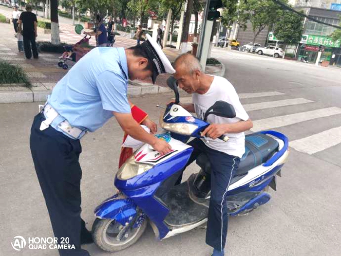 8月4日，华州交警城区中队民警在辖区各大路口设置劝导点，劝导骑乘摩托车、电动车必需戴安全头盔，文明出行，保证居民的出行安全。