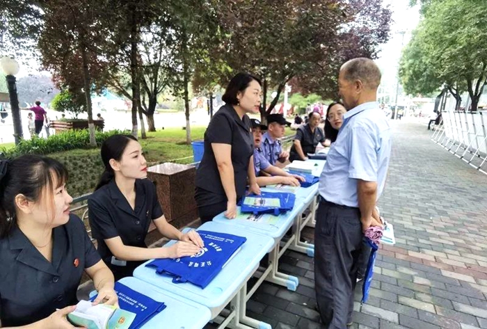 8月6日上午,临渭法院干警一行十余人前往中心广场参加了临渭区纪委组织的信访举报宣传年活动。