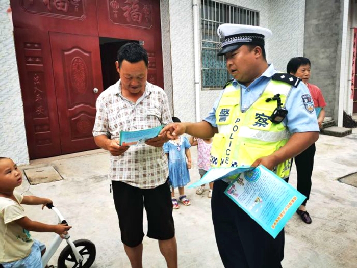 8月6日，华州大队塬区中队走进辖区高塘镇同家村社区开展“一盔一带”安全出行主题宣传活动。