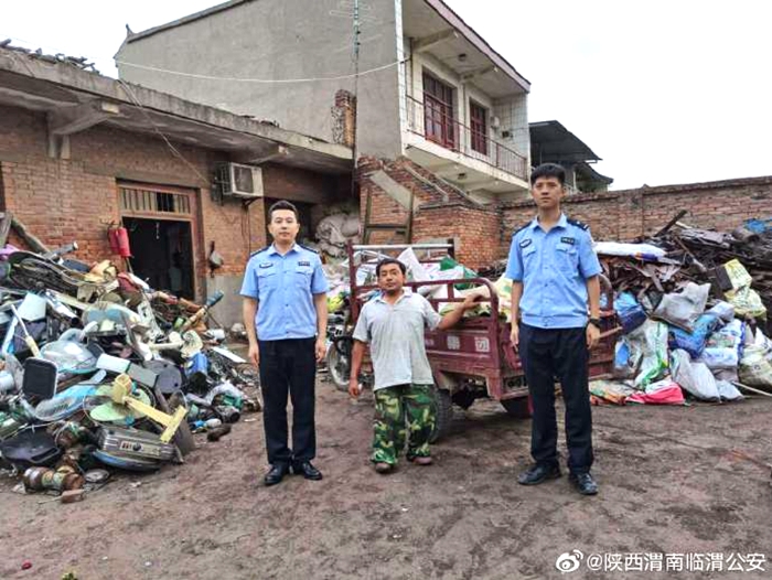 近日，陕西渭南临渭公安官道所民警对违法嫌疑人吝某行政处罚后并进行了批评教育。