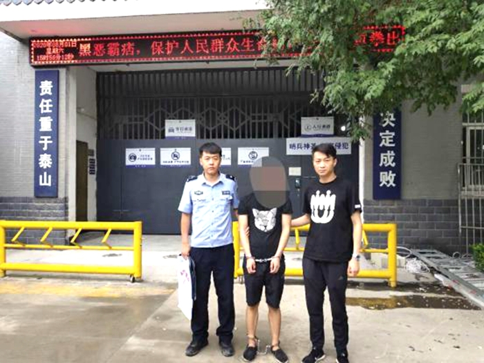 近日，蒲城县公安局兴镇派出所将藏匿于家中涉嫌强奸的网上在逃人员康某某抓获归案。