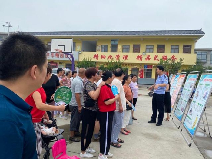 8月6日，华阴市公安局经侦大队联合多部门开展“人人知晓人人防范 创建无非法集资社区”活动。