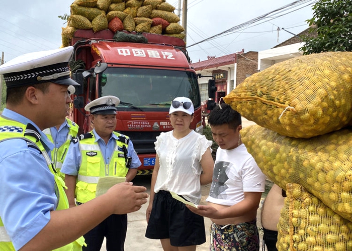 8月8日，大荔公安交警为“中国枣乡”运输护航。