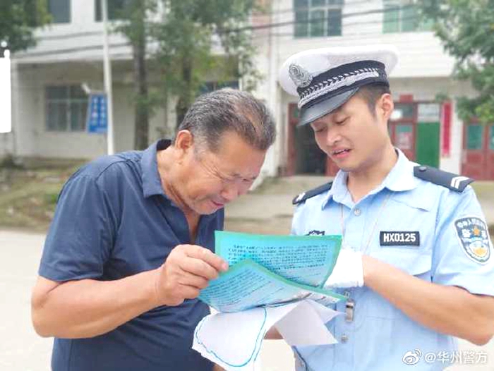 近日，华州公安交管大队民警走进高塘镇同家村社区开展“一盔一带”安全出行主题宣传活动。