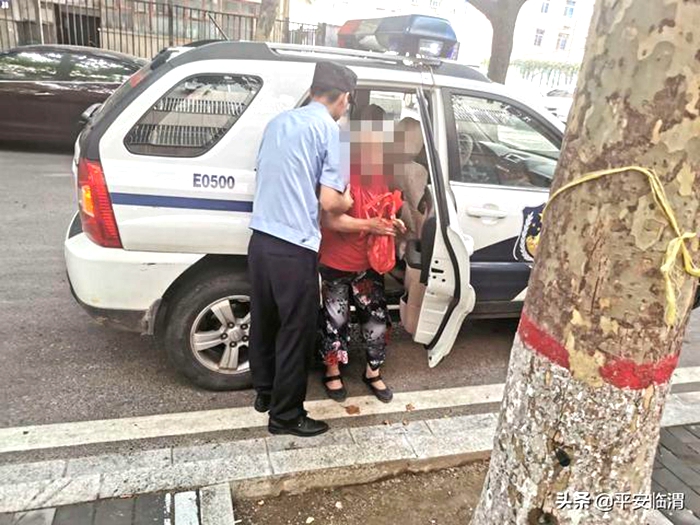 近日，解放派出所民警及时救助了一名迷路的老年人。