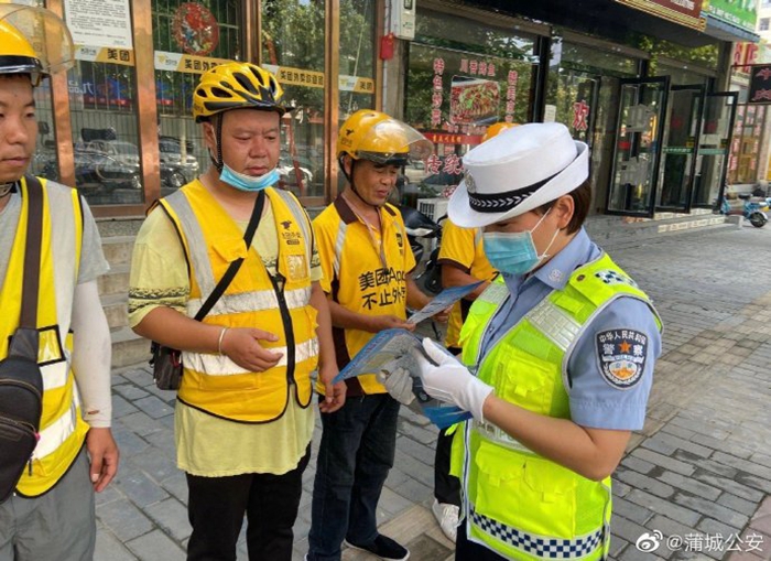 近日，蒲城公安交管大队事故中队民警走进美团外卖企业开展交通安全宣传，倡导平安文明出行。