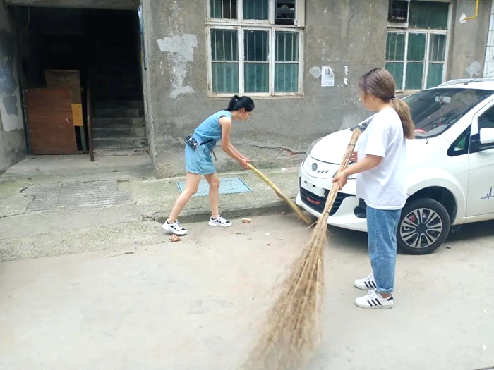 8月12日，渭南市华州区检察院作为吴家社区共驻共建单位联合开展了环境卫生大扫除志愿服务活动。