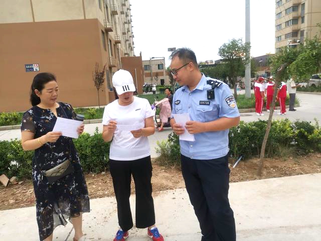 8月12日，华阴市公安局西岳派出所党支部依托百警进万家和社区共驻共建活动，组织党员民警开展了防范电信诈骗宣传活动。