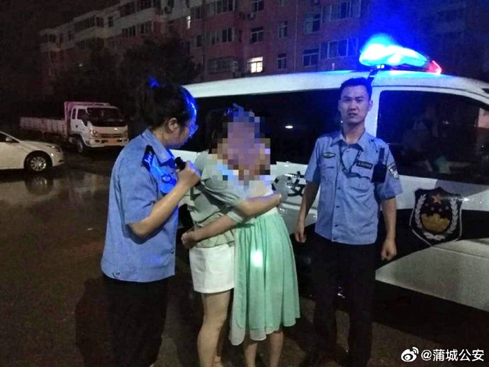 8月12日晚，蒲城公安民警寻找走失女孩。