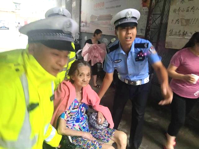 华州交警大雨中救助残疾老人暖人心。