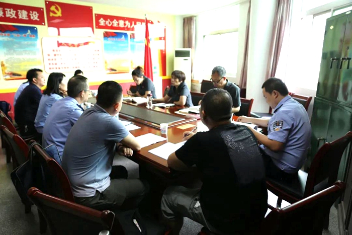 近日，渭南中院行政庭与渭南市公安局法制支队在市中院召开座谈会。
