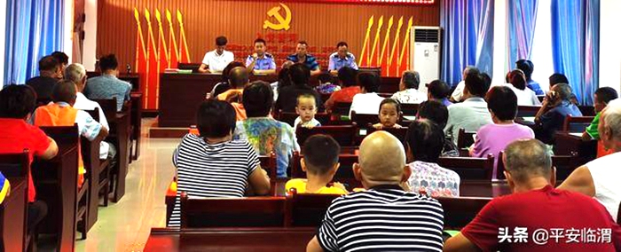 8月13日，公安临渭分局环北所社区民警王德欣、简东海深入辖区朱王社区，采取小课堂形式，开展反电诈宣传。