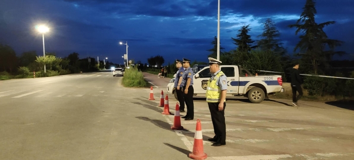 高新交警大队昼夜坚守迎战洪峰过境确保道路交通安全