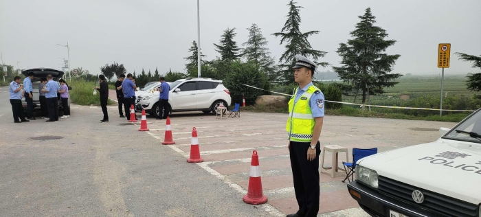 高新交警大队昼夜坚守迎战洪峰过境确保道路交通安全