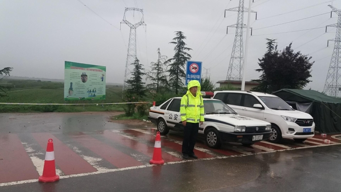 高新交警大队昼夜坚守迎战洪峰过境确保道路交通安全