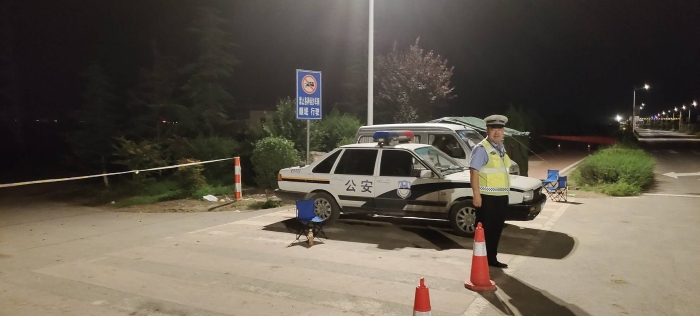 高新交警大队昼夜坚守迎战洪峰过境确保道路交通安全