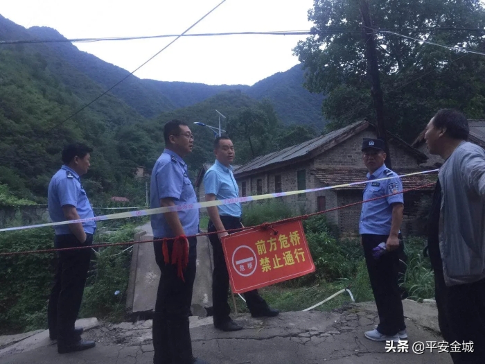 近日，潼关县公安局全警投入防汛救灾工作之中，全力确保人民群众的生命财产安全。