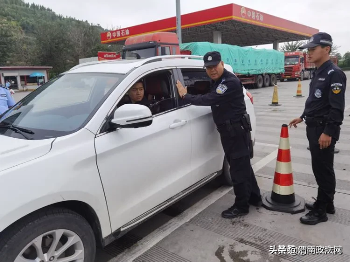 8月20日上午，潼关县公安局巡特警大队在陕豫界高速检查站组织开展对嫌疑车辆的拦截查控训练。