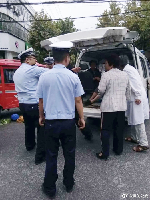 8月20日，潼关公安交警大队赶到交通事故现场，进行交通管制疏导，同时联系120紧急救援。