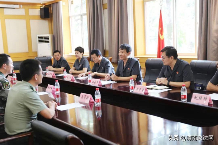 8月21日下午，渭南中院深入驻渭某部开展“送‘民法典’进军营”活动。