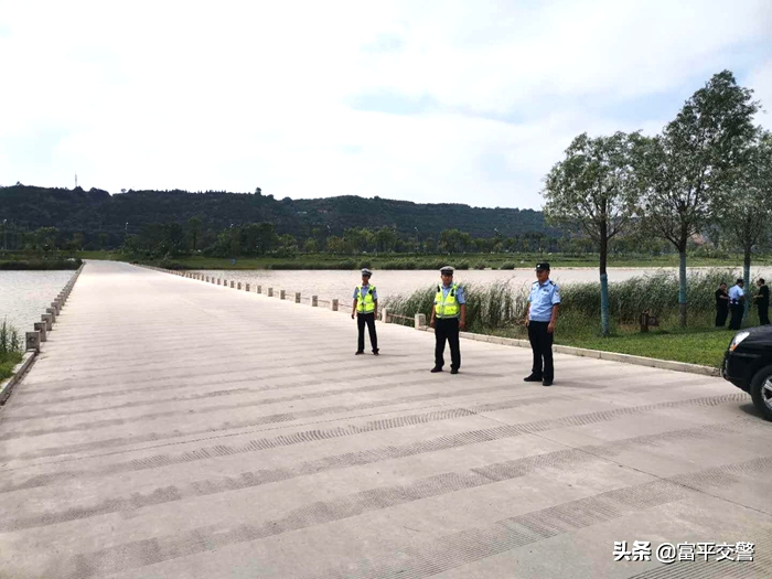 富平县公安局交警大队全力保障石川河沿线汛期交通安全。