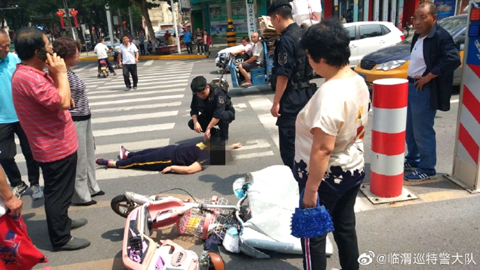 8月23日下午13时许，渭南临渭巡特警大队民警在前往渭南火车站武装屯警途中妥善处置一起交通事故。