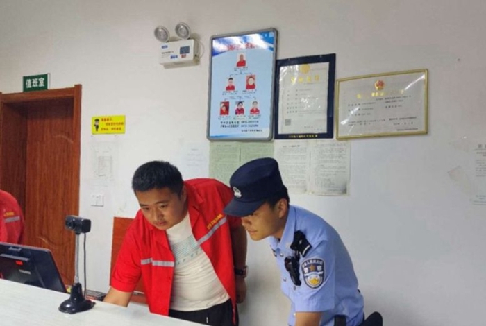 近日，渭南合阳甘井派出所民警对辖区旅店、花炮店、加油站进行了安全检查。
