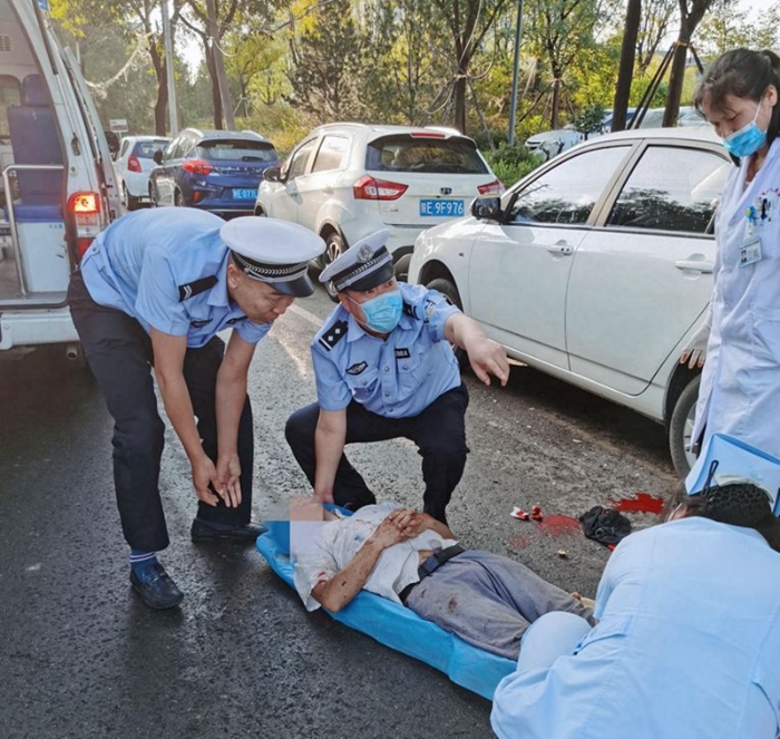 8月24日，韩城市交警大队民警开展交通秩序整治活动时及时伸出援手救助伤者，