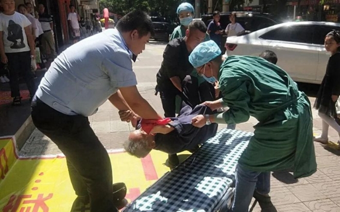 8月24日，合阳县公安局九龙派出所民警救助一名晕倒在路边的老人，及时将其送至医院救治..webp