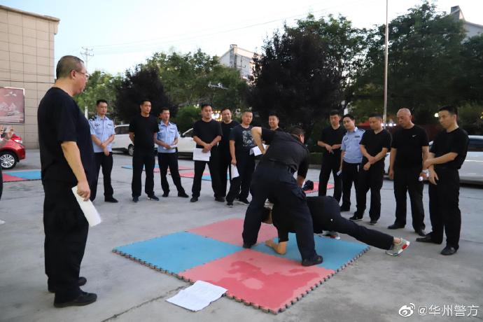 8月25日晚，华州公安组织民警在华州派出所持续开展警务实战技能“夜训”活动。
