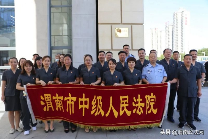 8月25日上午，渭南中院机关党委和监察室组织30余名干警代表参观“清风弥万世、廉韵润秦东”渭南廉政教育主题展。.webp
