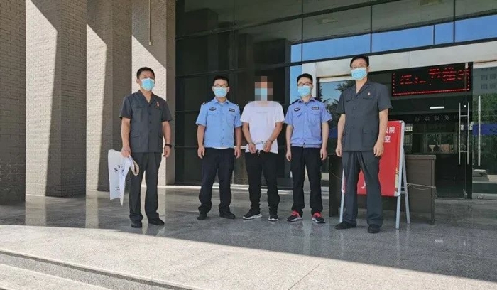 8月26日，潼关法院执行再出击，又拘留一“老赖”。