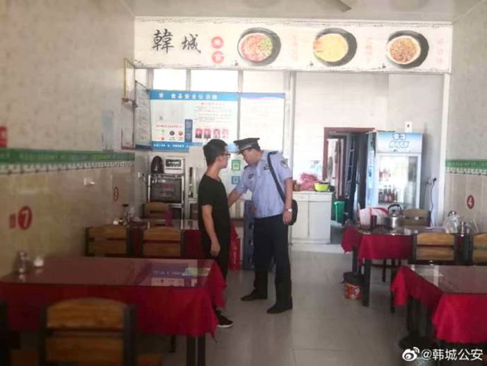 8月27日，韩城公安新城派出所民警深入辖区开展食品安全大检查。
