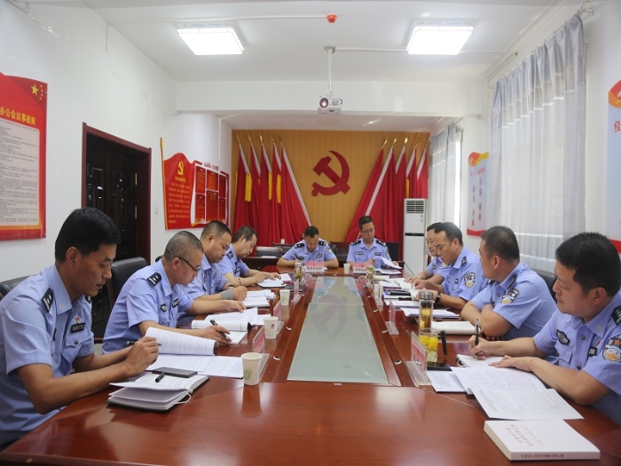 渭南市公安局经开分局党委召开坚持政治建警全面从严治警专题学习研究会
