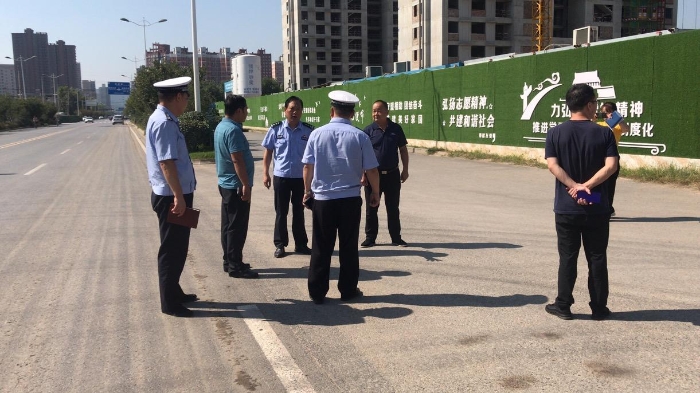 高新交警大队联合街道办事处排查道路交通事故隐患路段