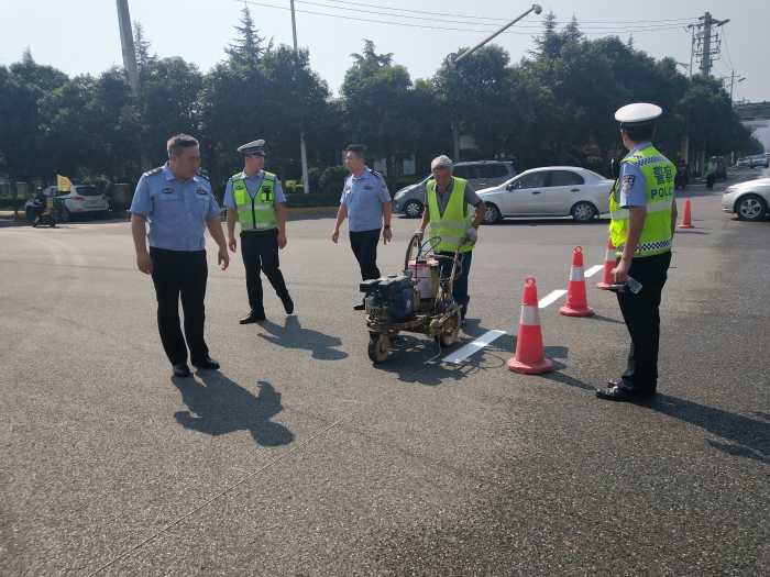 施划道路标志标线 绘制文明交通新画卷