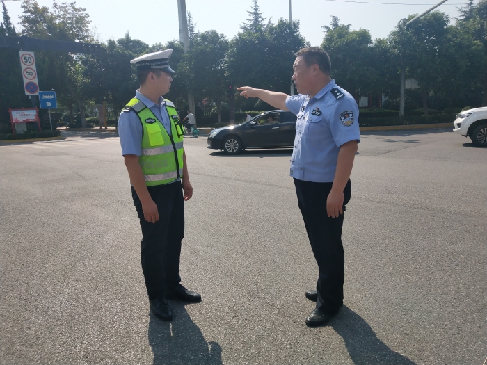 施划道路标志标线 绘制文明交通新画卷