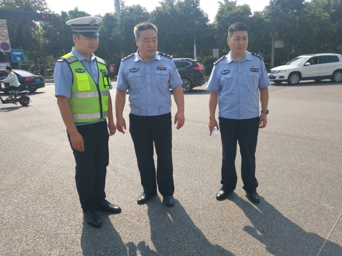 施划道路标志标线 绘制文明交通新画卷