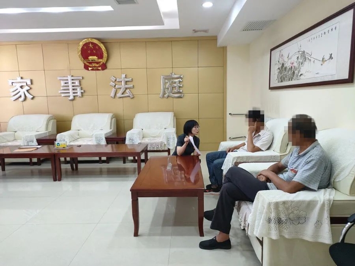近日，在蒲城法院家事审判庭开庭审理了“手语翻译”和“纸上对话”特殊案件。