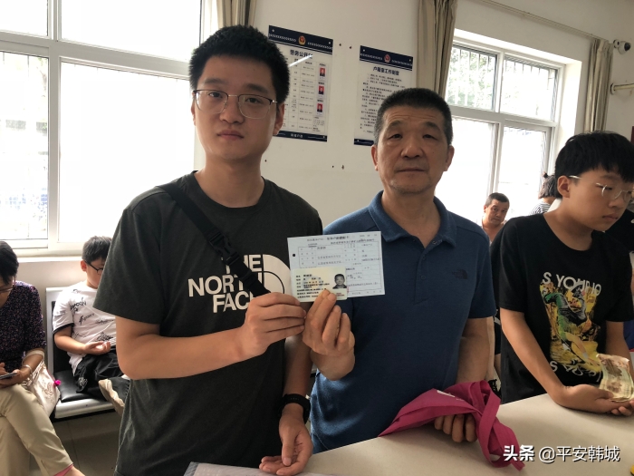 近日，韩城公安为群众解决户口难题获赠锦旗。
