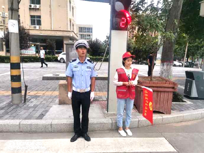 8月31日， 华州交警大队在城区各个十字路口开展“接龙式”纠违，全力推进文明城市创建工作。