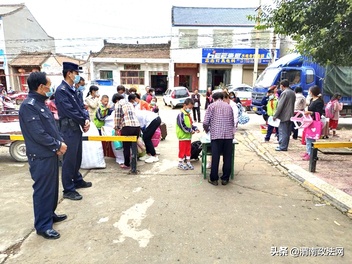 为迎接秋季开学，渭南市合阳县甘井派出民警扎实开展各项护学安保措施。