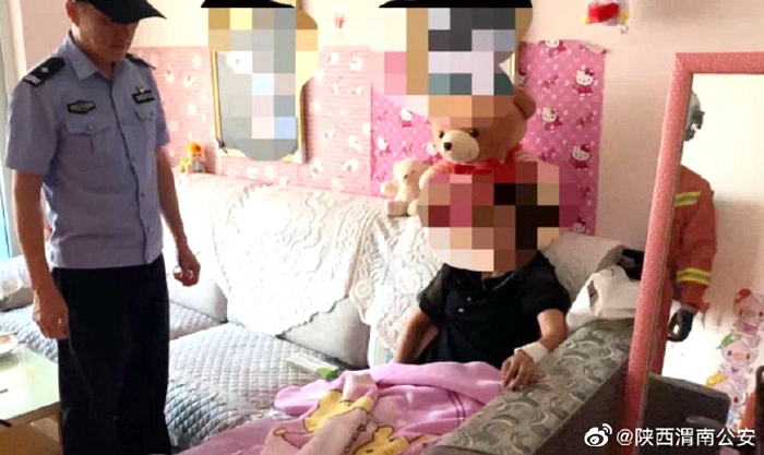 女子欲跳楼轻生，临渭公安民警耐心劝导分散女子注意力，消防人员趁其不备将其拽回安全区域。