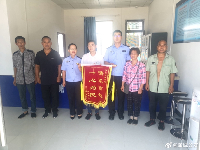 近日，蒲城公安苏坊派出所民警成功为张某补录了户籍信息办理了身份证。