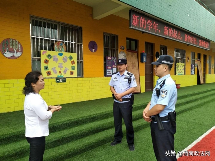 8月31日， 合阳公安加强校园内部及周边整体安保工作，为返校师生筑起安全防线。