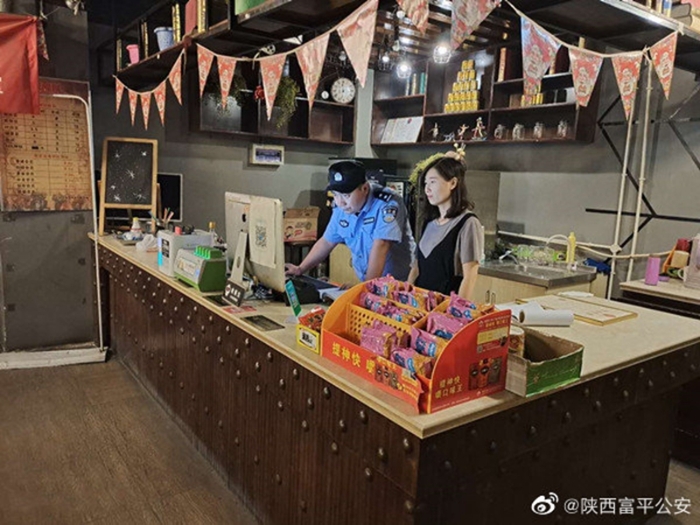 8月28日，富平公安走进辖区宾馆、网吧开展扫黑除恶专项斗争宣传工作。