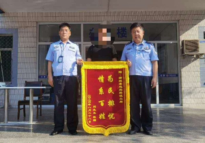 近日，蒲城民警救助欲跳楼轻生女子获赠锦旗。
