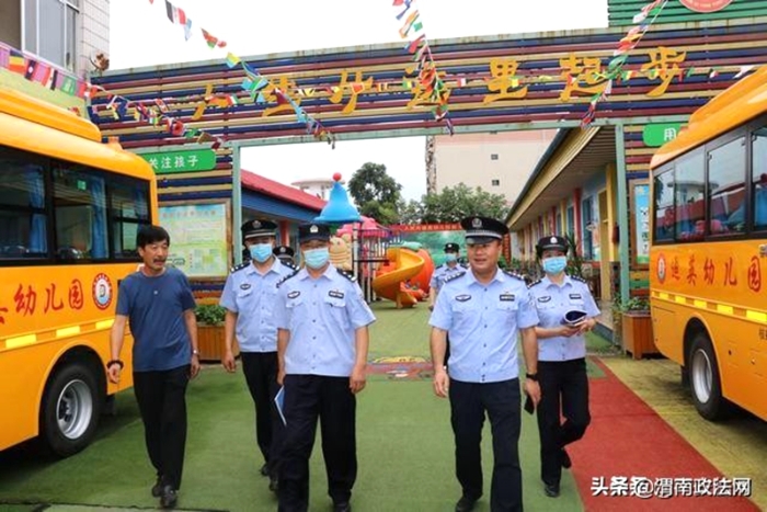 8月31日上午，临渭分局东风街派出所全体社区民警深入辖区各学校和幼儿园开展安全大检查和周边环境治理工作,取得了积极效果。