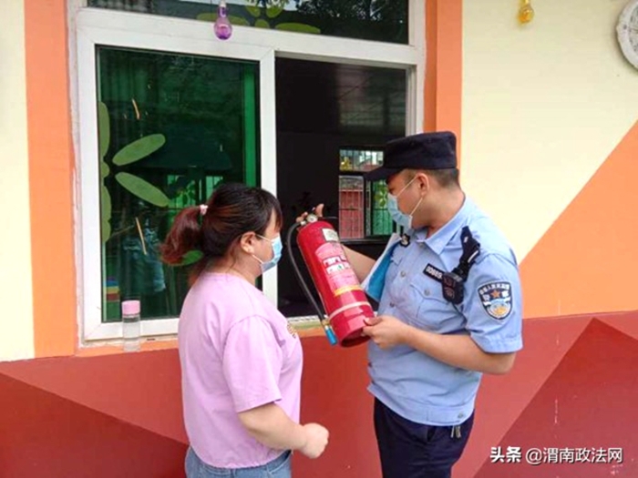 良田派出所组织民警开展开学前进校园活动，检查校园安全防范督促整改安全隐患。